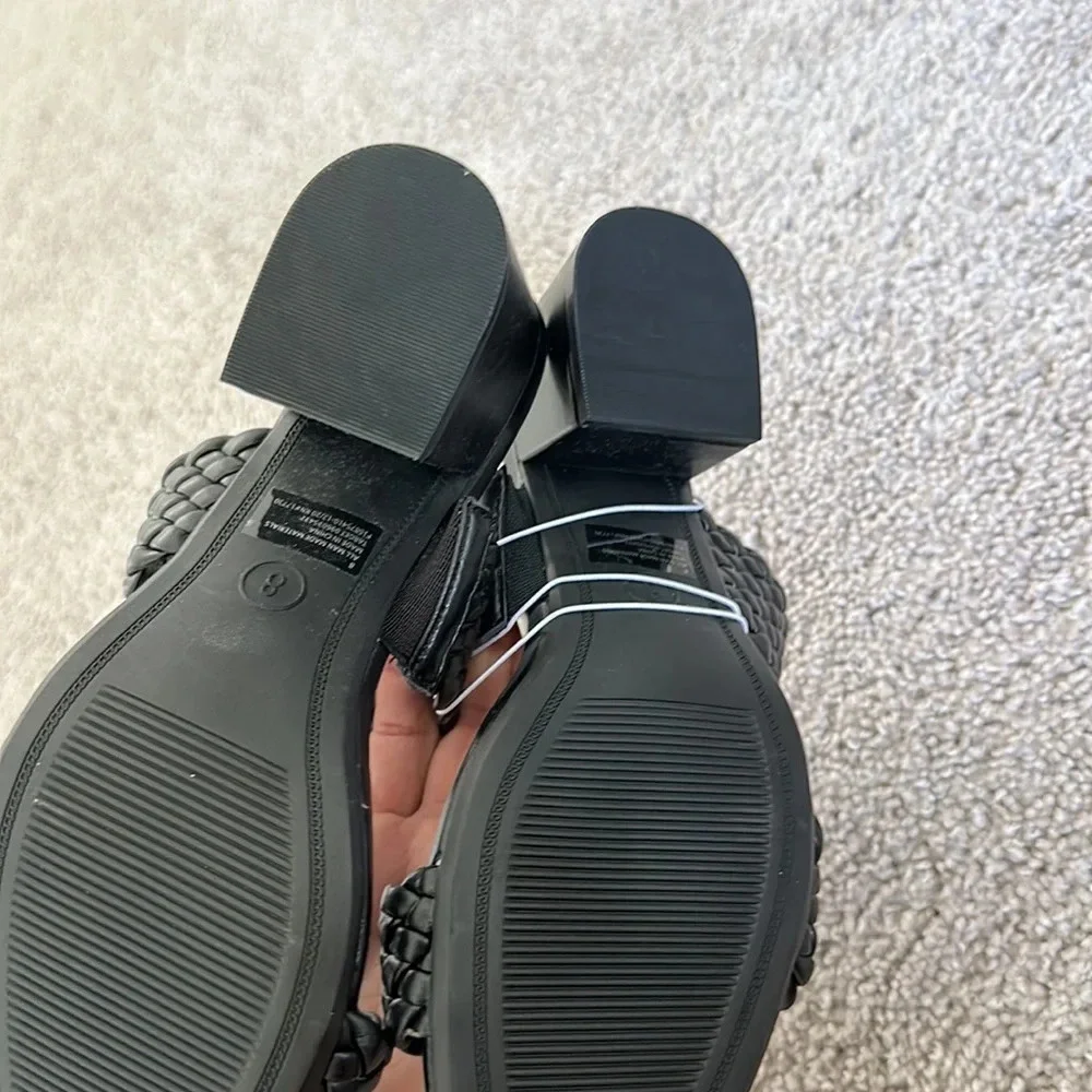 Black heels - Picture 2 of 2